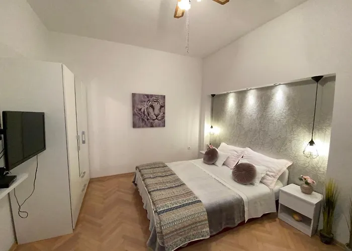 Sara * Τρογκίρ