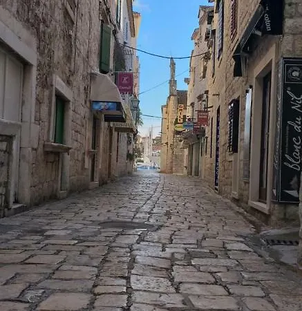 Sara Daire Trogir